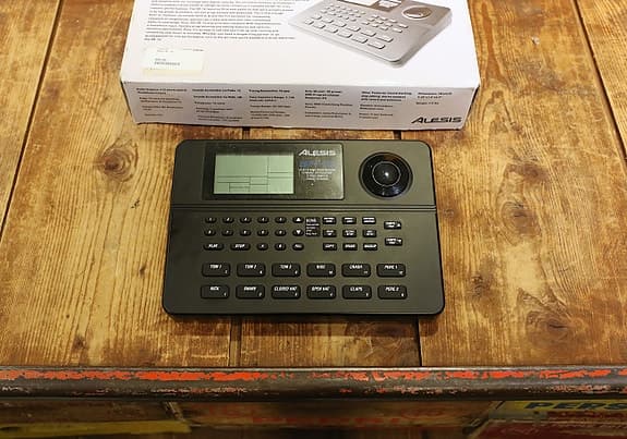 Alesis SR-16 trummaskin i orginalkartong med ström