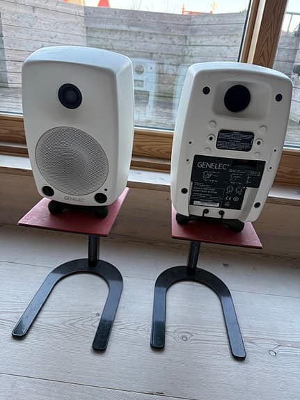 Genelec 8030A aktiva högtalare vita.