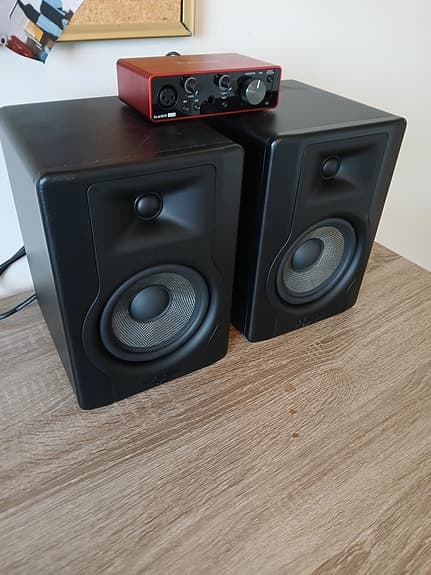 M-Audio BX5 D3, samt Focusrite Scarlett Solo 4th Gen