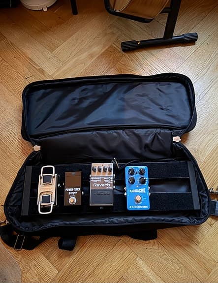 Diverse gitarrpedaler, pedalbord och case.
