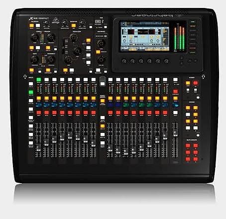Behringer X32 Producer digitalmixer svart med case på hjul.
