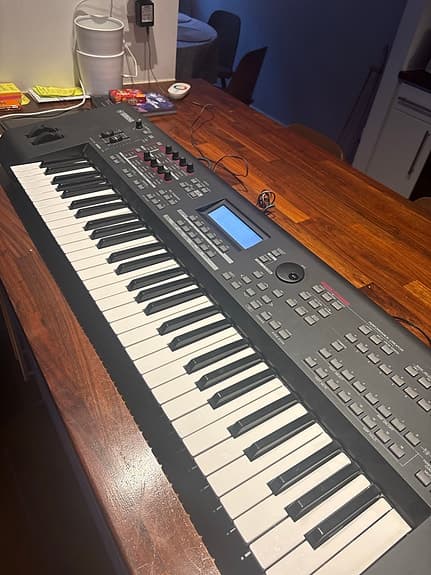 Yamaha MOX6 synthesizer keyboard