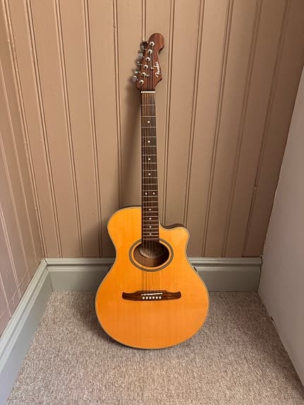 Fender Cameron - cutaway och inbyggd preamp