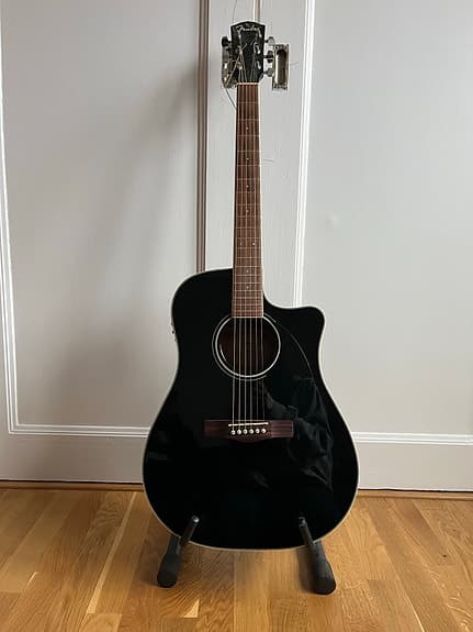 Fender CD-140SCE – Elektroakustisk gitarr med Fishman-elektronik och tillbehör