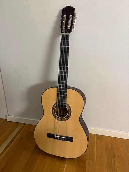 Klassisk akustisk gitarr nylonsträngad