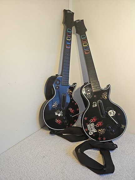 2 st Guitar Hero Les Paul-gitarrer till PS3