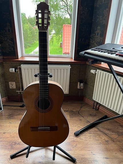 Klassisk akustisk gitarr nylonsträngad