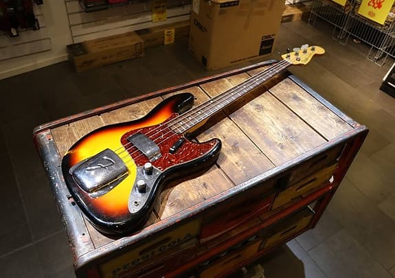 Begagnad Fender Custom Shop Jazz Bass Relic -62 i Sunburst