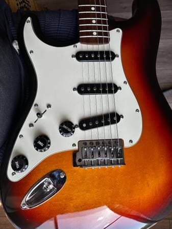 Left handed Fender MIM Strat (custom) - image 2