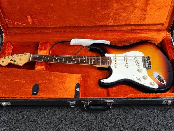 Fender American Vintage ’65 Stratocaster Left-Handed with Hard Case - image 4
