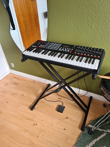 AKAI MPK 249 Midi Keyboard + Stativ, Pedal og Midi Kabel til computer