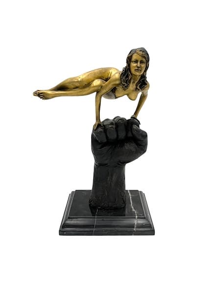 Skulptur - kvinde på hånd i erotisk positur i bronze