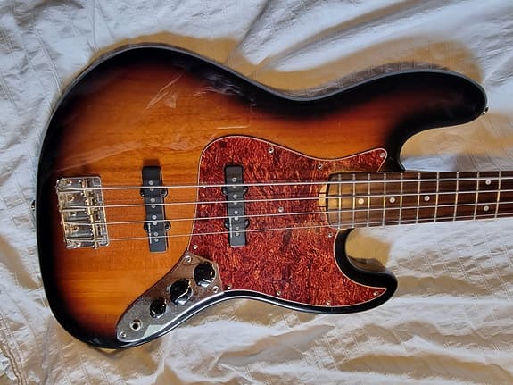 Fender Squier Jazz Bass - toptrimmet og super velspillende