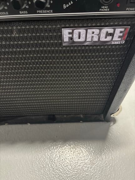 Force Model 30 guitar/bass forstærker 30W Sort