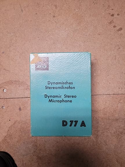 En halv AKG D77A Stereomikrofon