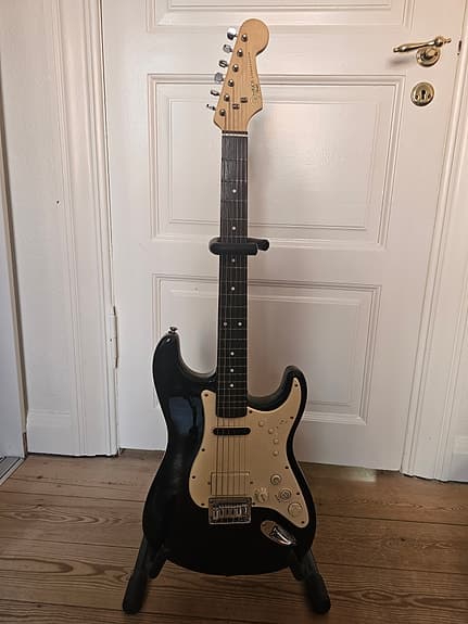 Squier Stratocaster midi og elektrisk guitar