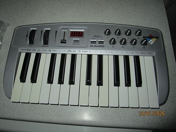 M-Audio Oxygen 8,midi keyboard