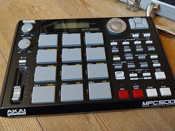 Akai MPC 500 inklusiv transportkuffert og 3 hukommelseskort