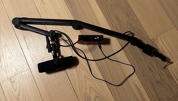 Shure SM7B mikrofon med Scarlett Solo lydinterface og mikrofonarm