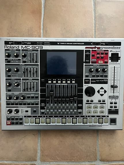 Roland MC 909