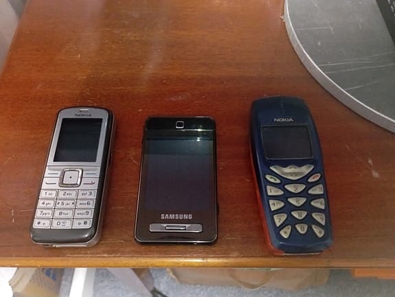 3 gamle telefoner