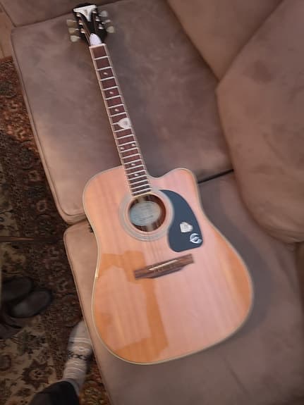 Epiphone akustisk western-guitar med cutaway og indbygget pickup