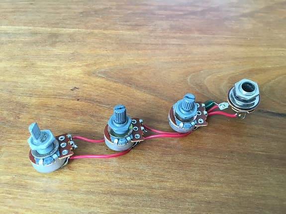 Jazz bass, volumen (x2), tone kontrol og jackudgang