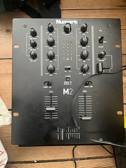 Numark M2 DJ-mixer sort, byd