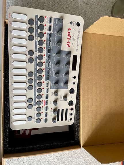 Sampler Sonicware Liven Lofi-12 groovebox, bud modtages