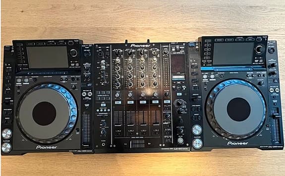 DJ pult - 2x Pioneer CDJ 2000 Nexus og 1 x DJM 900 Nexus