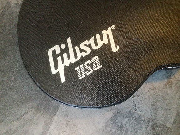 UBRUGT ! GIBSON BASS GUITAR , HARD CASE .