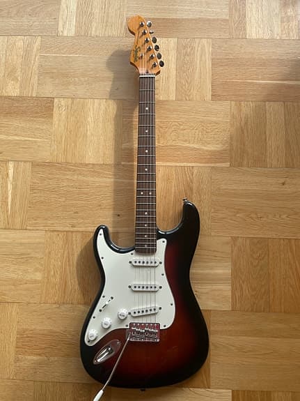 Squier Stratocaster elektrisk guitar 3-tone sunburst (venstrehåndet)