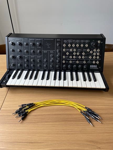 Korg MS-20 mini analog synthesizer med patchkabler