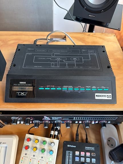 Yamaha TX7 synthesizer modul