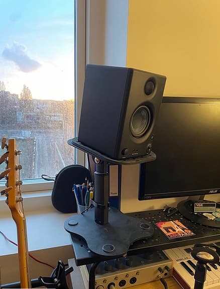 Speakers + stand for sale