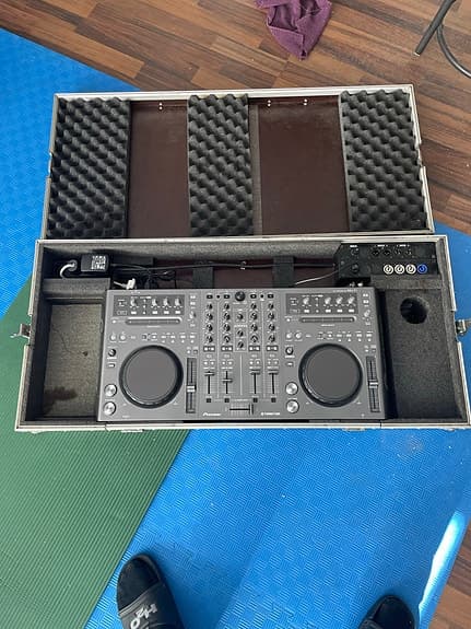 Pioneer DDj-T1 traktor dj controller i custom flightcase