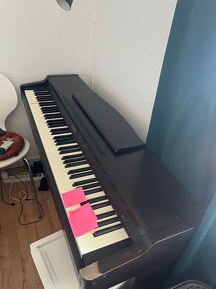 Roland HP-137 digital piano sort
