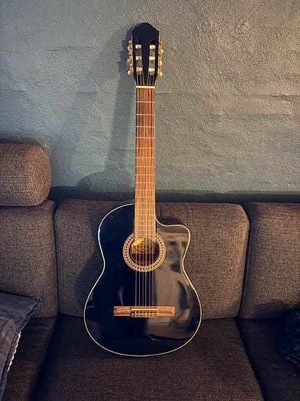Sort halvakustisk guitar med indbygget pickup og tuner