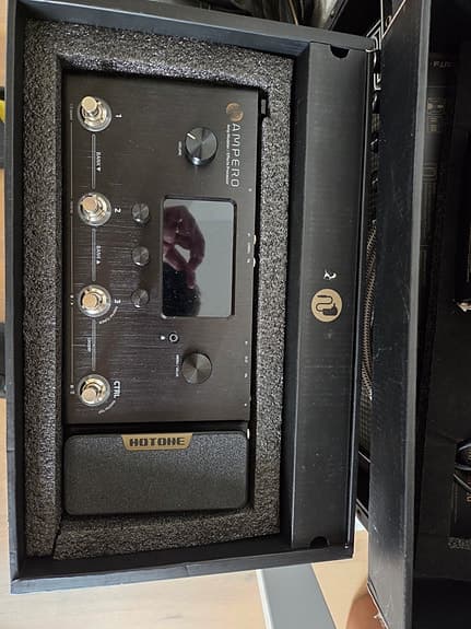 Ampero Hotone multieffekt med switch