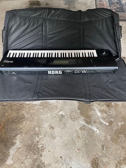 Korg 01/W musik workstation keyboard