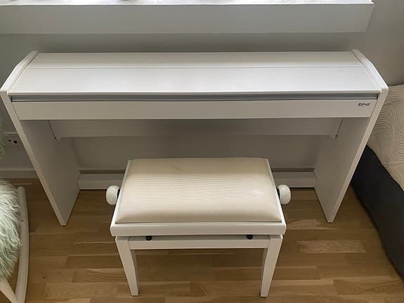 Roland F-110 digital piano hvid med bænk