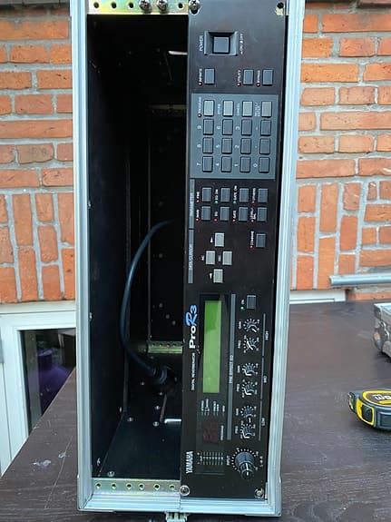 Digital Reverb - Yamaha ProR3 INKL. 4U rack-flightcase (plads til 1 enhed mere)