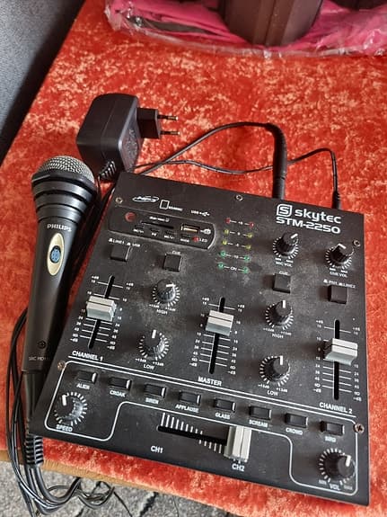 Skytec STM-2250 – en lille, kompakt DJ-mixer / 4-kanals mini-mixer