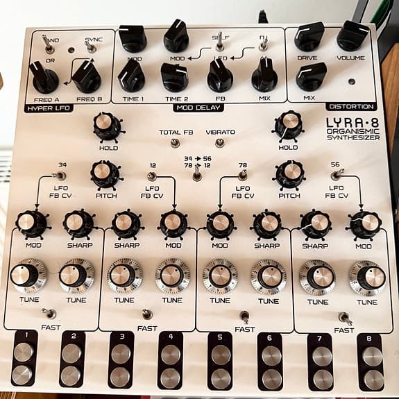 Soma Lyra-8 analog synthesizer hvid