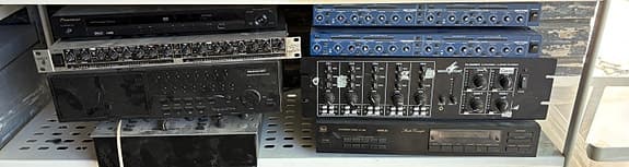 Diverse rackmonteret lyd- og AV-udstyr sælges samlet. Indeholder bl.a. Pioneer D