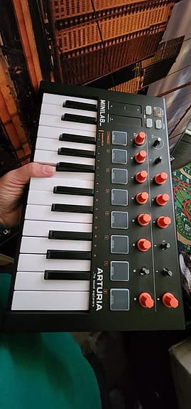 Arturia MiniLab MIDI keyboard controller med pads og knapper