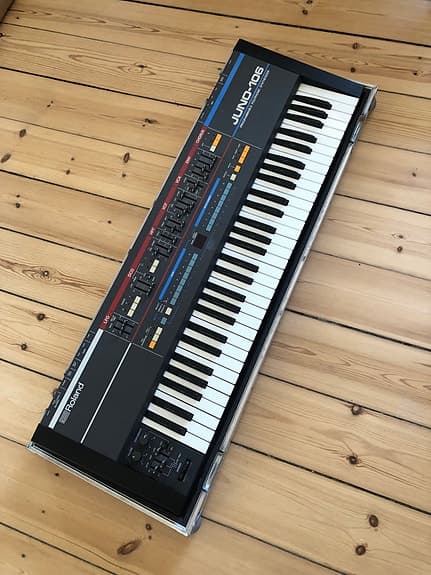Roland Juno-106 med flightcase