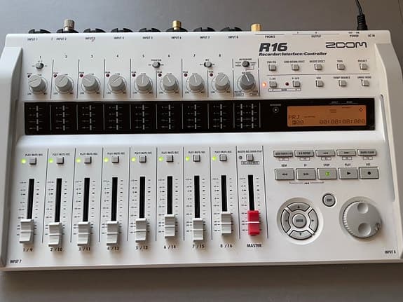 Zoom R16 digital multitracker / audio interface