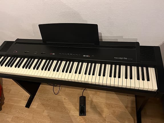 Roland ep-9e digital piano med stativ og pedal