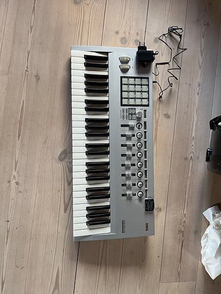 Korg mikroKONTROL MIDI keyboard controller med pads